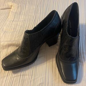 Antonio Melani black embossed leather ankle boots booties size 7 1/2